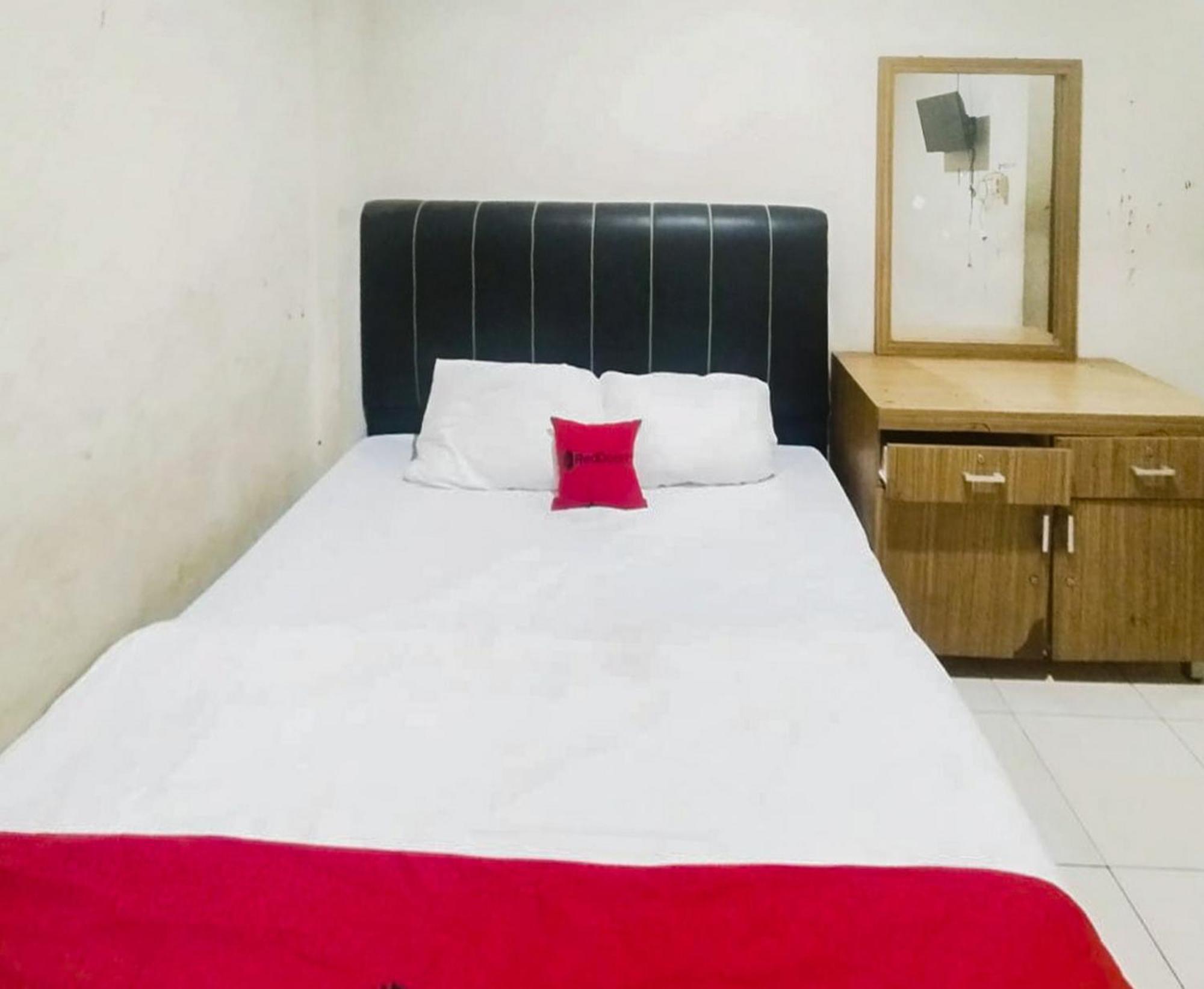 מלון Reddoorz At Jalan Diponegoro בנדר למפונג מראה חיצוני תמונה