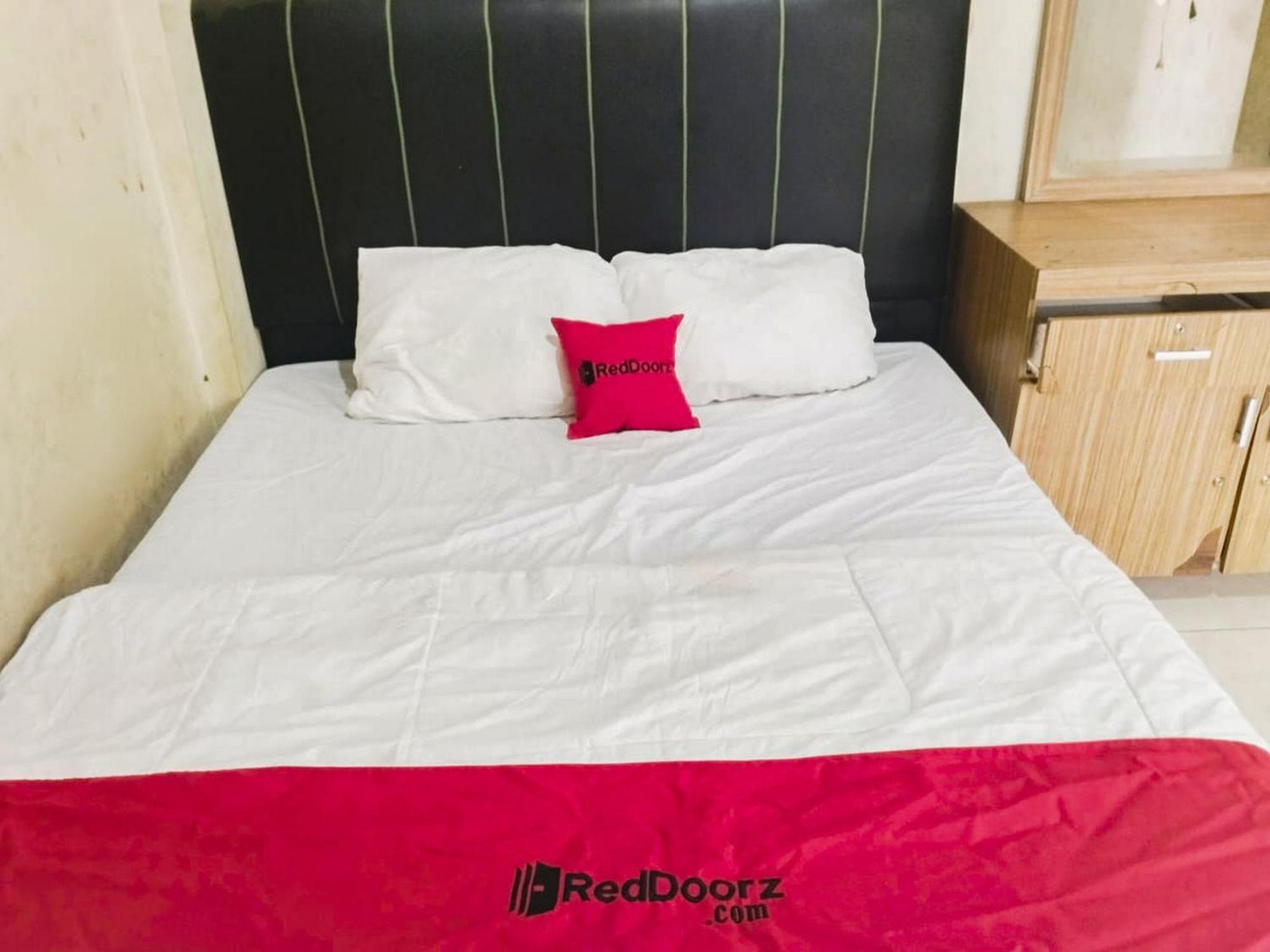 מלון Reddoorz At Jalan Diponegoro בנדר למפונג מראה חיצוני תמונה